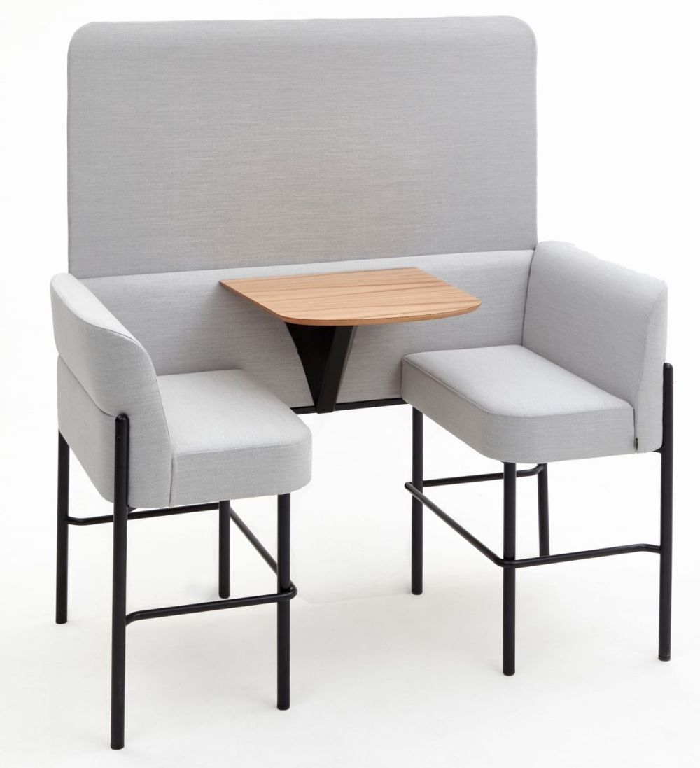 Graues, ergonomisches Zweisitzer-Sofa mit integrierten Tischen und schwarzem Metallrahmen für modernes Bürodesign.