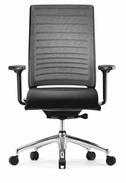 Ergonomischer Bürostuhl mit Netzrückenlehne und verstellbaren Armlehnen auf verchromtem Rollgestell.