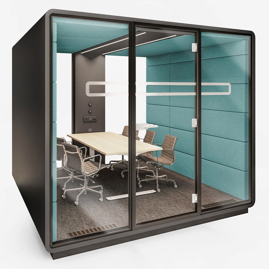 Glaswandige Besprechungskabine mit ergonomischen Stühlen und blau gepolsterten Wänden, ideal für moderne Büros.