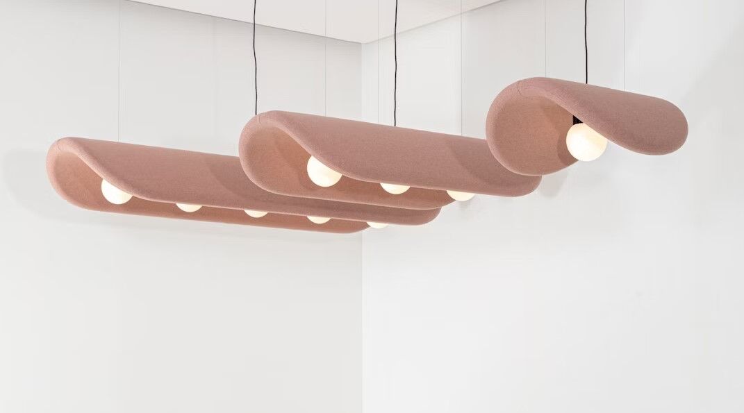 Hängelampe mit wellenförmigem Design und mehreren Glühbirnen, moderne und kreative Beleuchtungslösung.