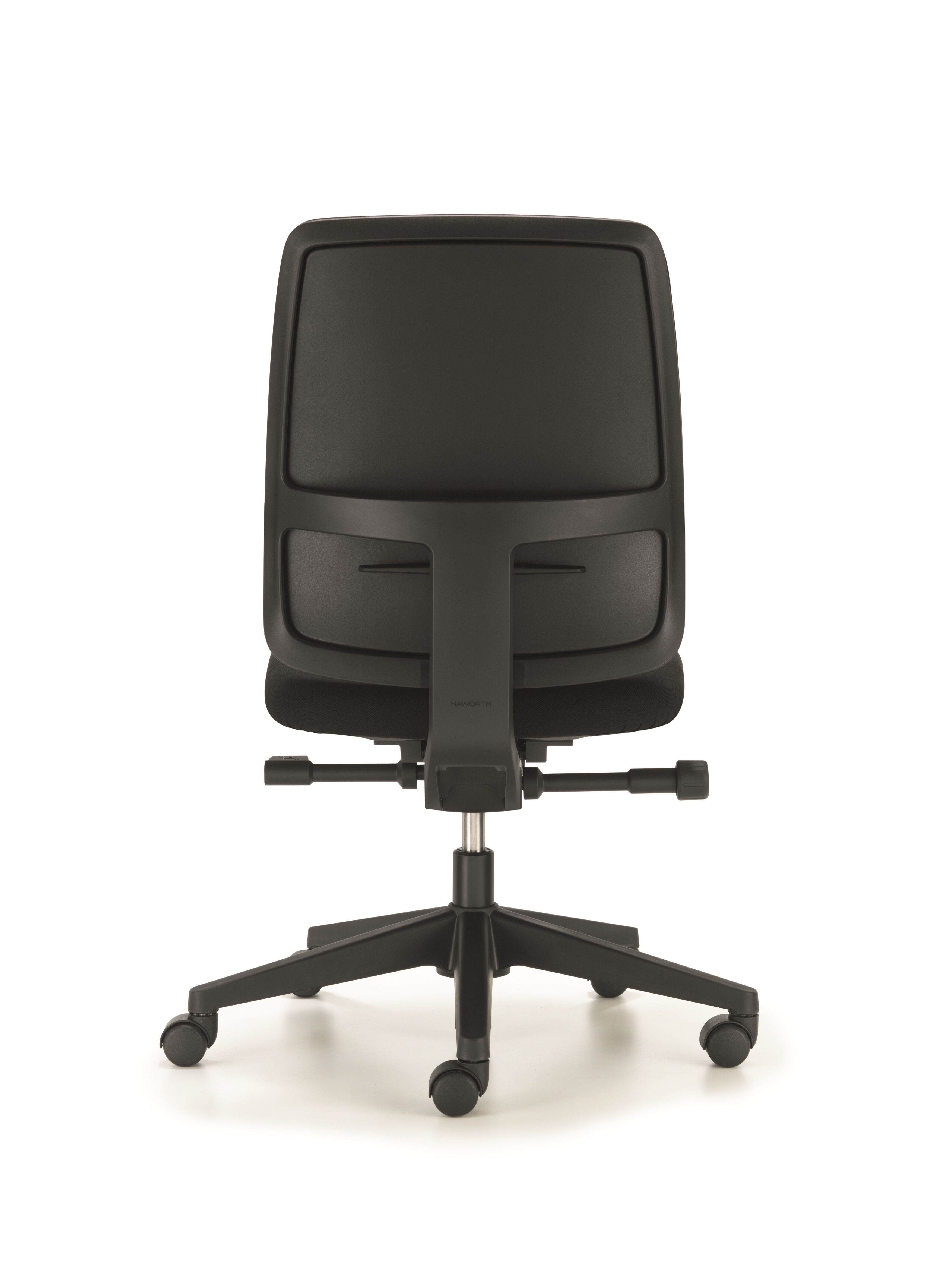 Rückansicht eines ergonomischen Bürostuhls mit schwarzer Rückenlehne und verstellbarer Sitzmechanik auf Rollen.