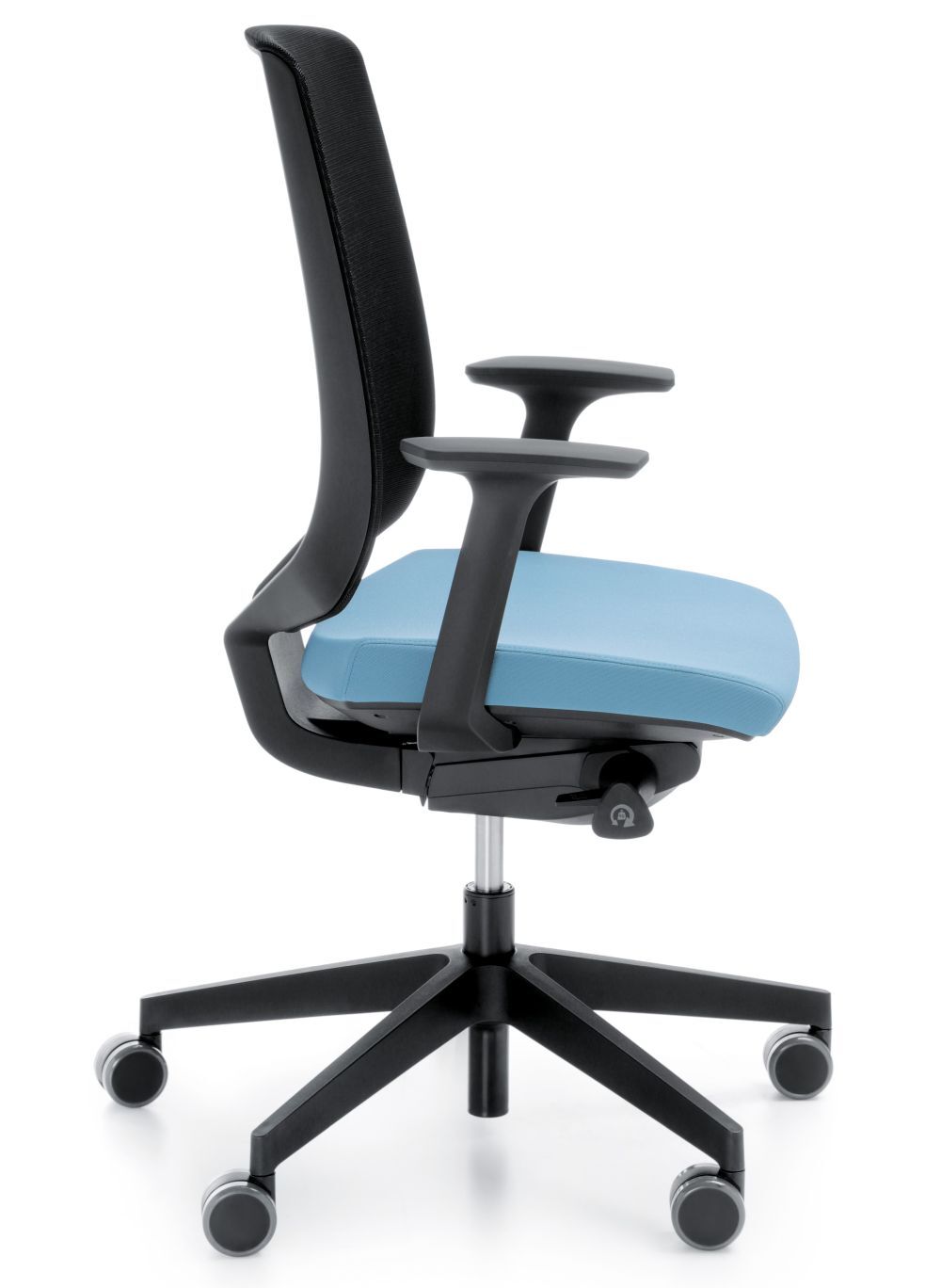 Moderner ergonomischer Bürostuhl mit schwarzer Rückenlehne und blauer Sitzfläche auf fünf Rollen.