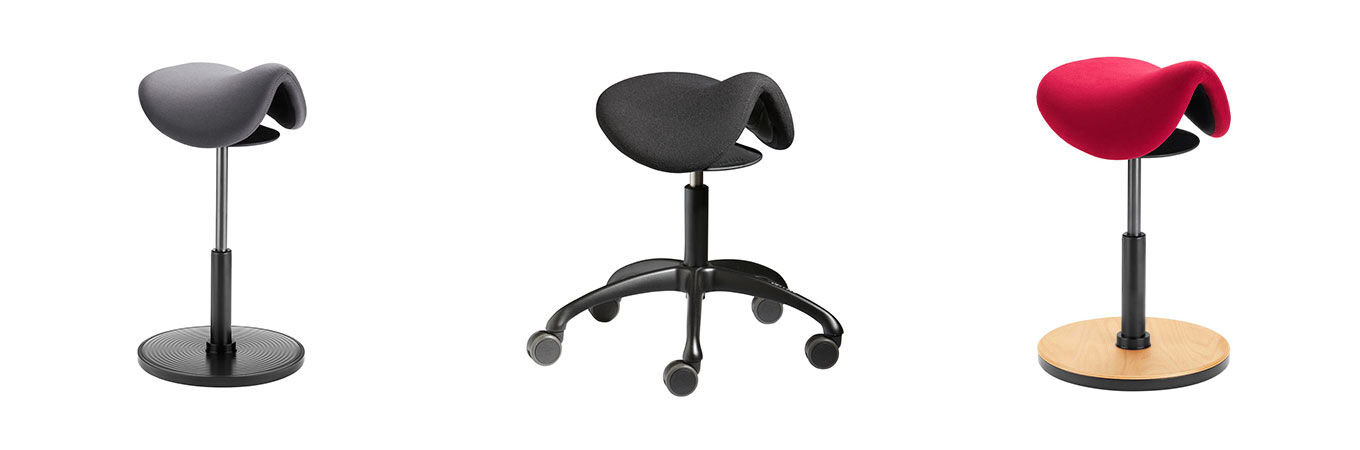 Drei ergonomische Hocker mit unterschiedlichen Designs: Metallbeine, runde Basis und Rollen, auf weißem Hintergrund.