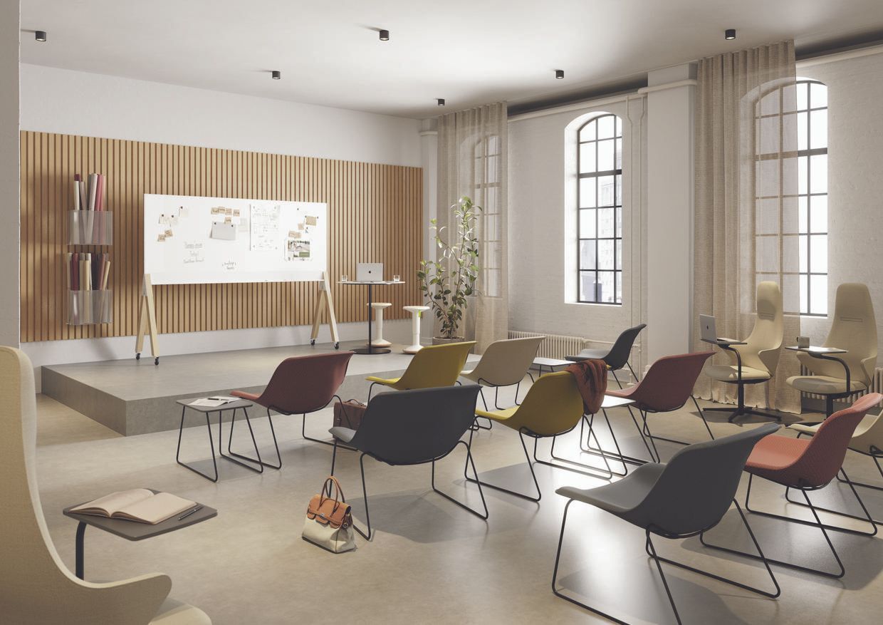 Moderner Besprechungsraum mit ergonomischen Stühlen, großem Whiteboard und eleganter Holzverkleidung an den Wänden.