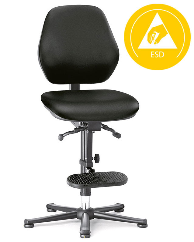Schwarzer ergonomischer Stuhl mit Fußstütze und ESD-Symbol für elektrostatische Sicherheit.