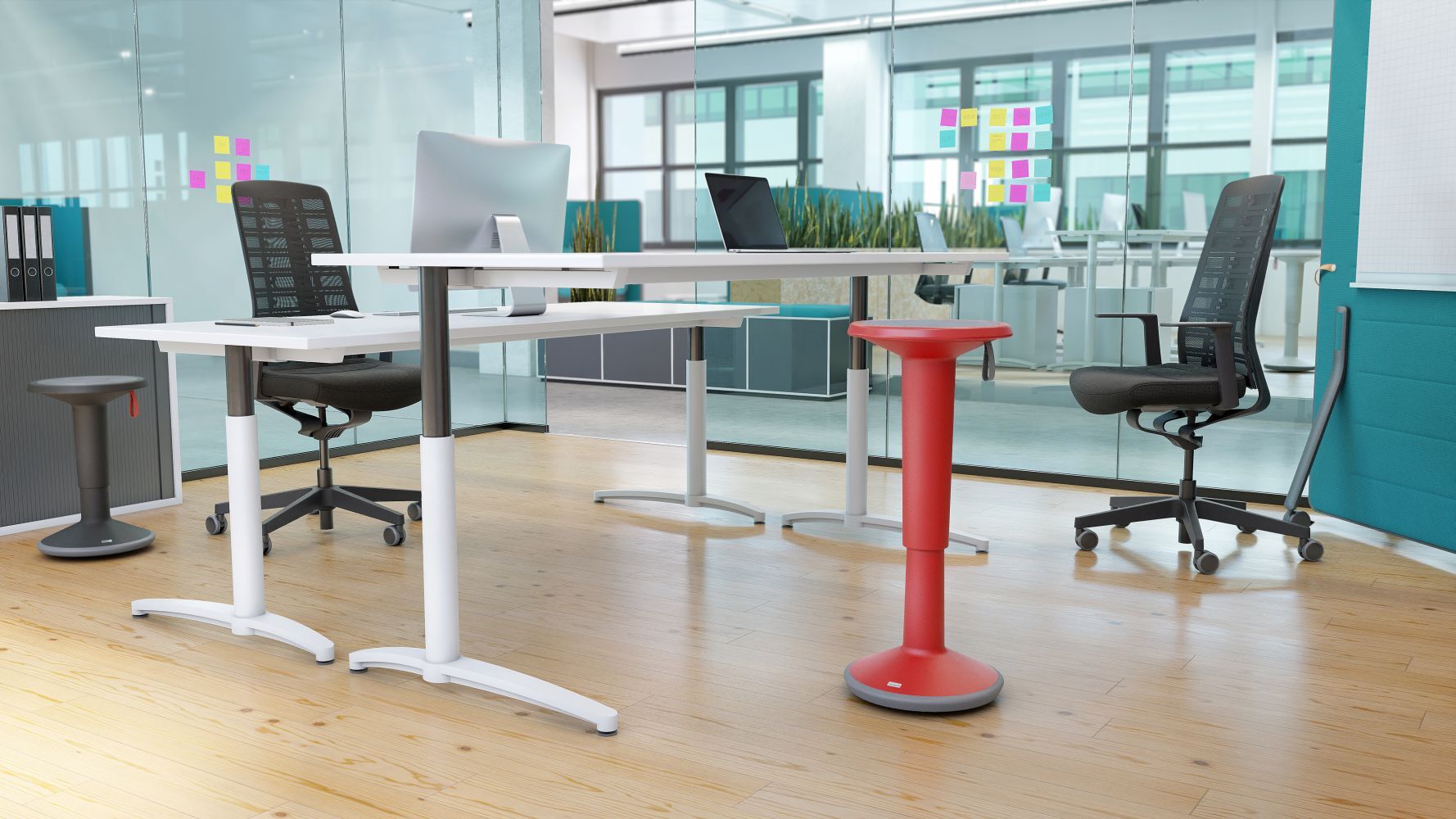 Ergonomisches Büro mit modernen Schreibtischstühlen, Stehpulten und dynamischem Hocker für gesundes Arbeiten.