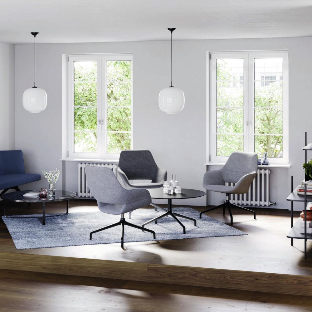 Modernes Wohnzimmer mit ergonomischen Sesseln, großen Fenstern und schwebenden Lampen, stilvoll und einladend eingerichtet.