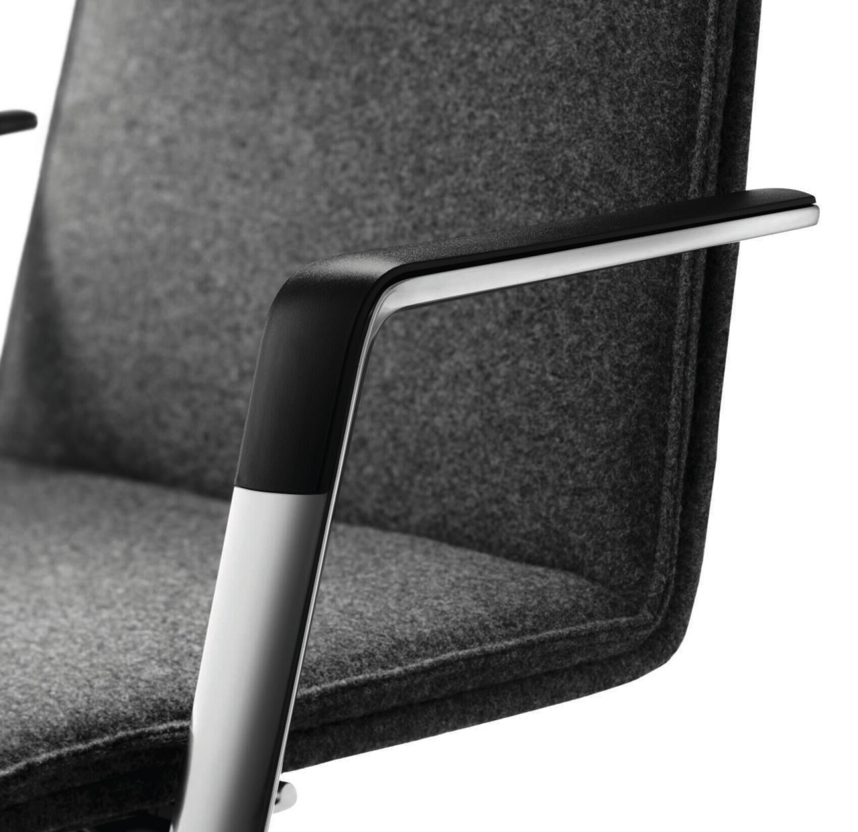 Detailansicht eines ergonomischen Bürostuhls mit grauem Stoff und stilvoller schwarzer Armlehne.