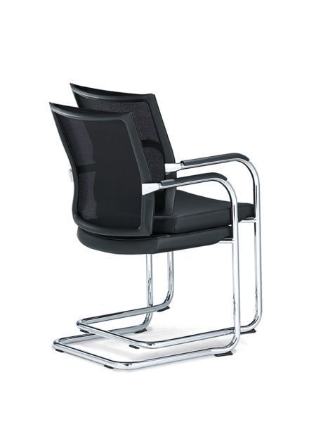 Zwei stapelbare, ergonomische Bürostühle mit Netzrückenlehne und verchromtem Rahmen, ideal für dynamisches Sitzen.