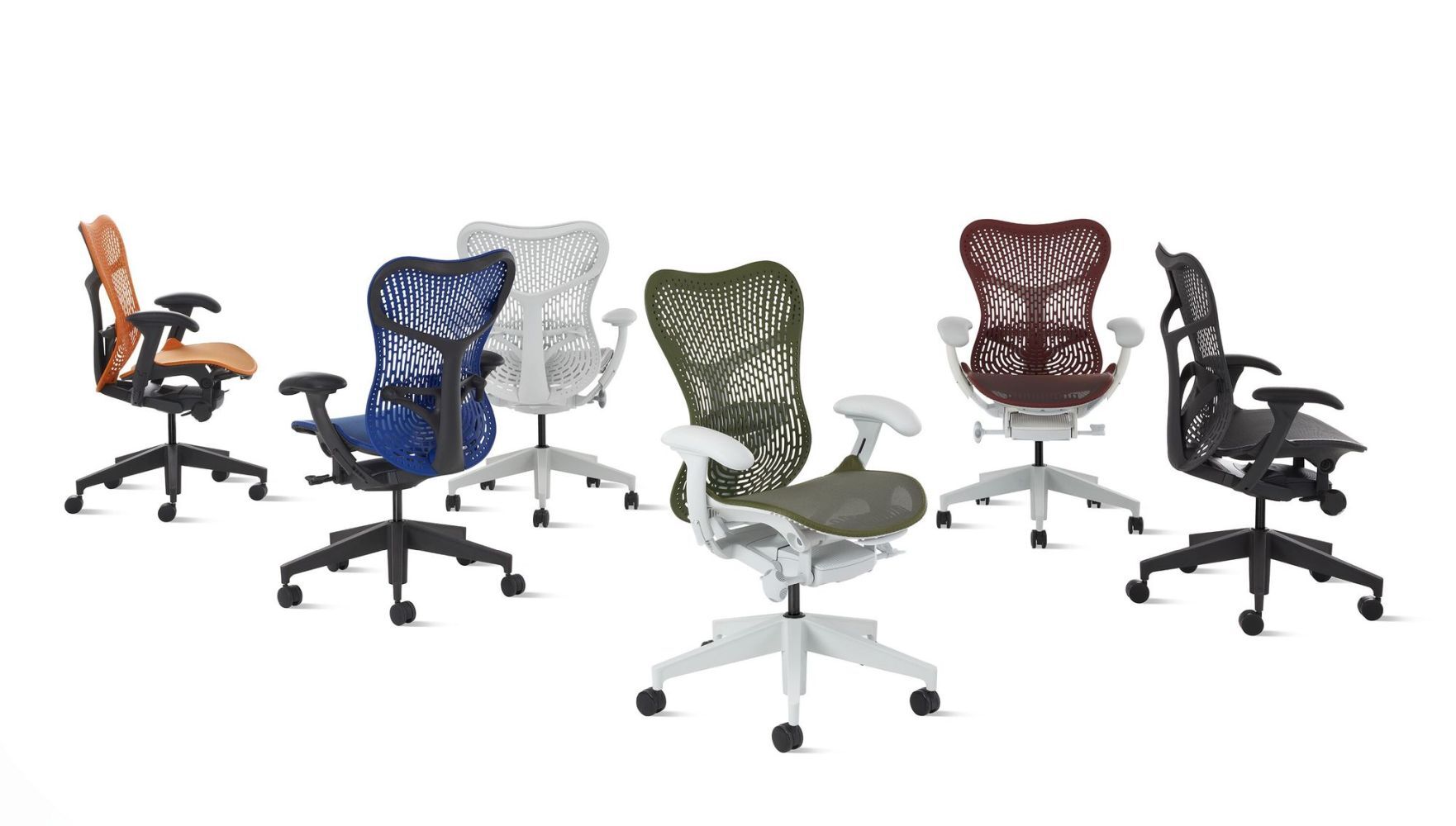 Sechs ergonomische Bürostühle in verschiedenen Farben, Anordnung in einem Halbkreis, hervorgehobenes Design und Komfort.