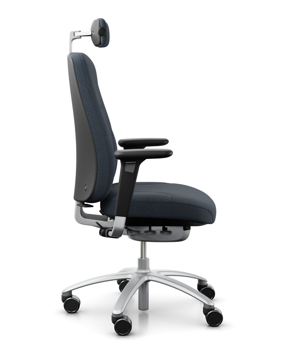 Seitenansicht eines ergonomischen, dunkelblauen Bürostuhls mit Kopfstütze und verstellbaren Armlehnen auf Rollen.