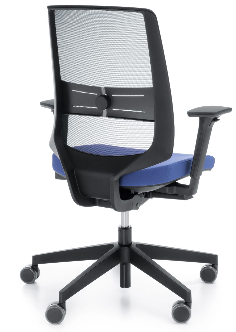 Ergonomischer Bürostuhl mit Netzrückenlehne, blauer Sitzfläche und verstellbaren Armlehnen auf Rollen.