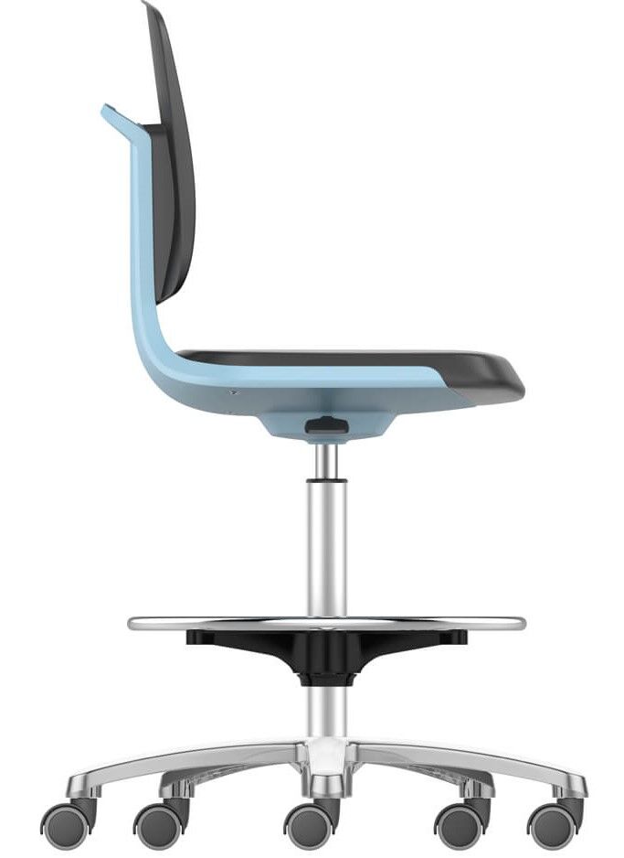 Ergonomischer Bürostuhl mit blauem Sitz, schwarzer Rückenlehne und verstellbarer, mobiler Basis mit Rollen.