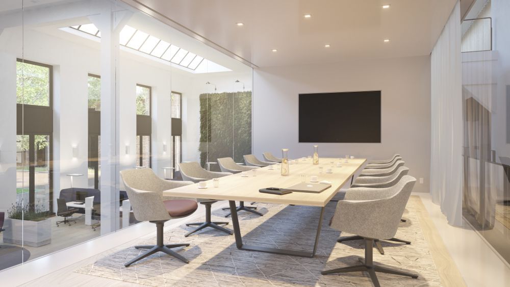 Großer, heller Konferenzraum mit ergonomischen Drehsesseln um einen langen Holztisch und moderner Dekoration.