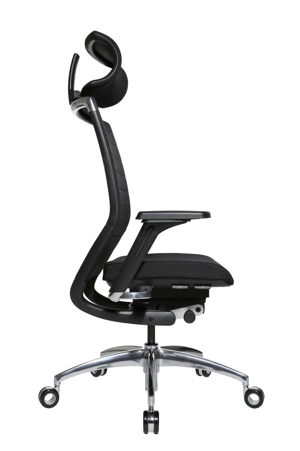 Ergonomischer Bürostuhl mit verstellbarer Kopfstütze und gepolsterten Armlehnen, Fokus auf Rückansicht, schwarzes Design.