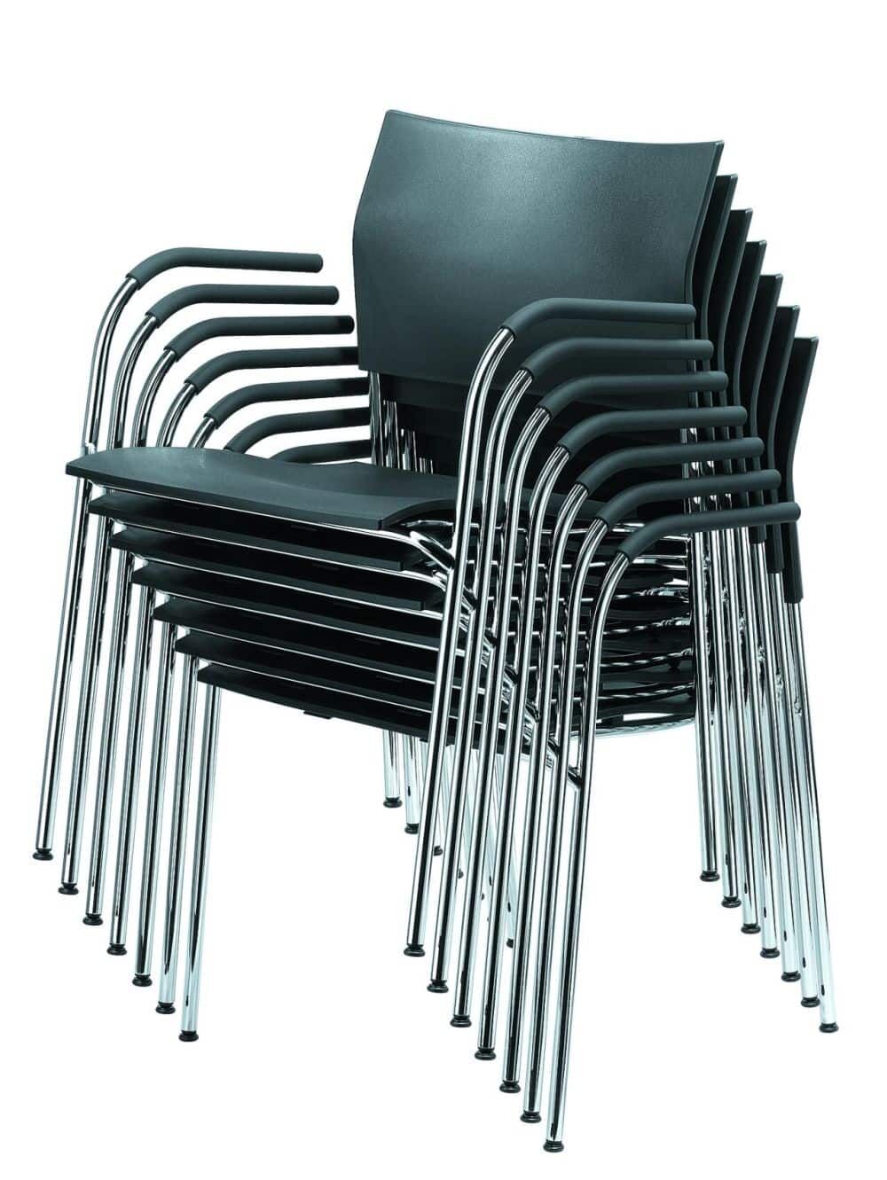 Gestapelte ergonomische Stühle mit schwarzen Sitzen und verchromten Beinen, ideal für flexible Büroeinrichtungen.