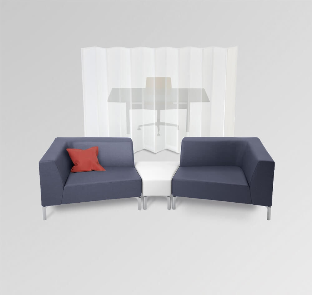 Zwei blaue Sofas mit rotem Kissen und weißem Beistelltisch vor einem modernen, transparenten Raumteiler.