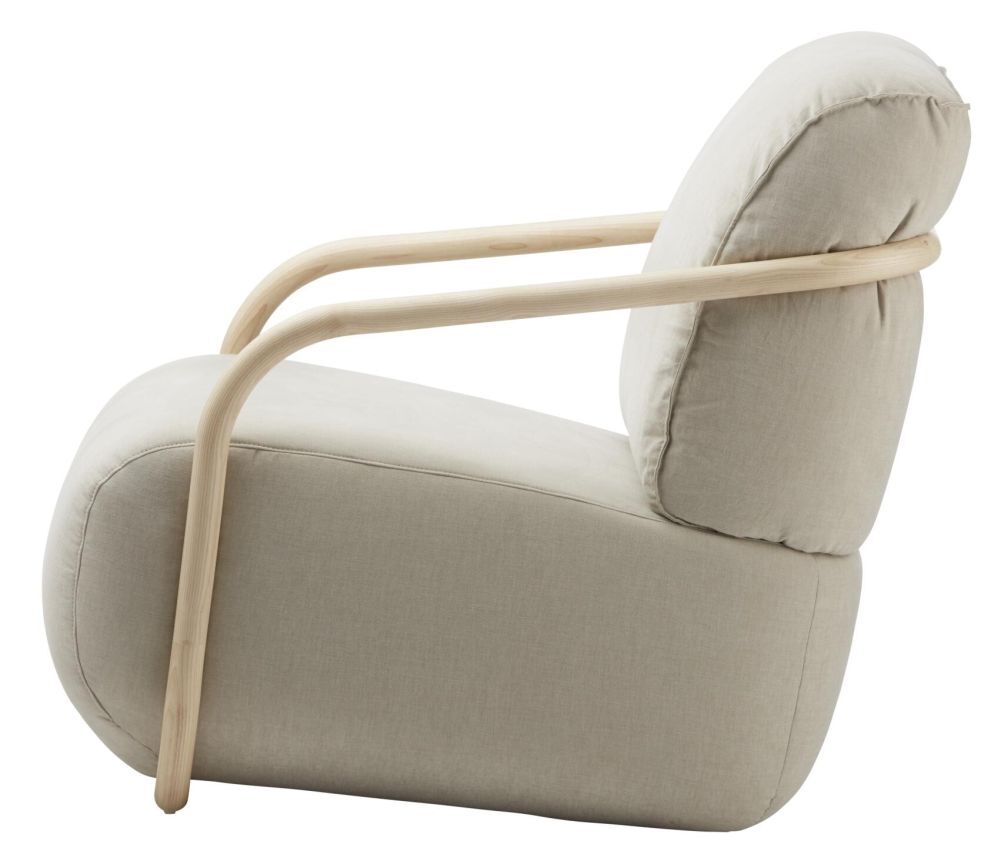 Beiger ergonomischer Stuhl mit abgerundeten Holzarmlehnen, ideal für komfortables und dynamisches Sitzen im Büro.