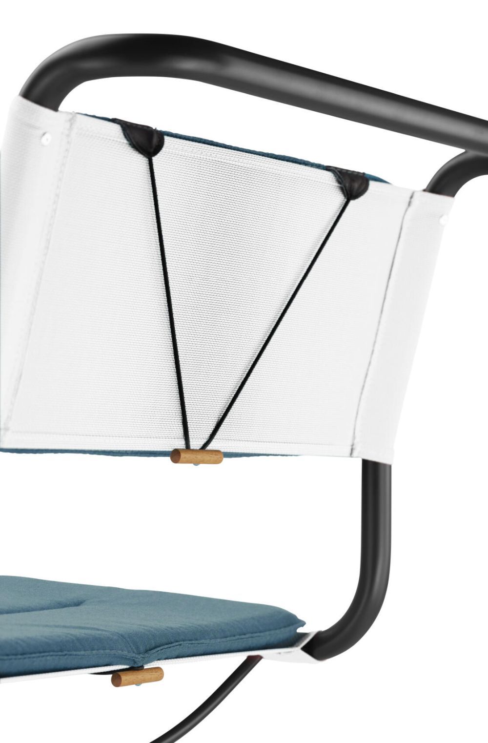 Nahaufnahme eines ergonomischen Stuhlrückens mit schwarzem Gestell und weißem Stoff, blauer Sitzfläche.