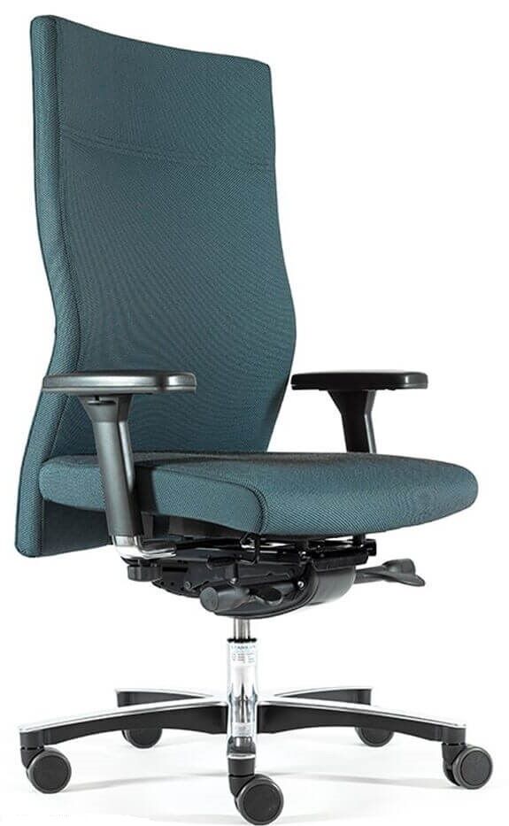 Ergonomischer Bürostuhl mit verstellbaren Armlehnen und moderner Polsterung auf drehbarem fünfbeinigen Fuß mit Rollen.