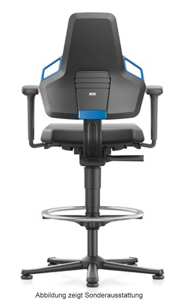 Rückansicht eines ergonomischen Bürostuhls mit blauen Akzenten und Fußring auf Rollen.
