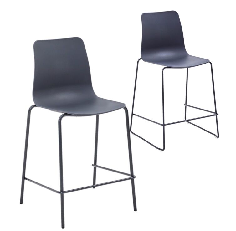 Zwei moderne, schwarze Barhocker mit eleganten Metallgestellen, geeignet für ergonomische Sitzlösungen im Büro.