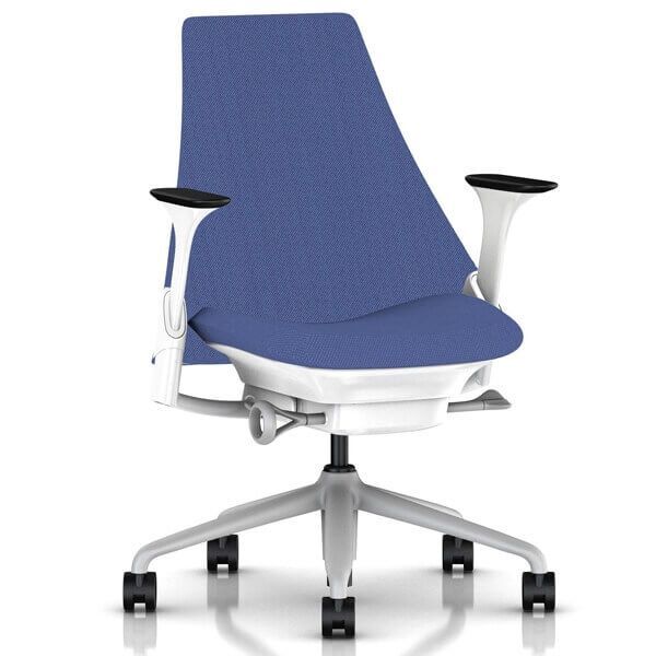 Moderner ergonomischer Bürostuhl mit blauer Polsterung, weißen Armlehnen und Rollen für bewegtes Sitzen.