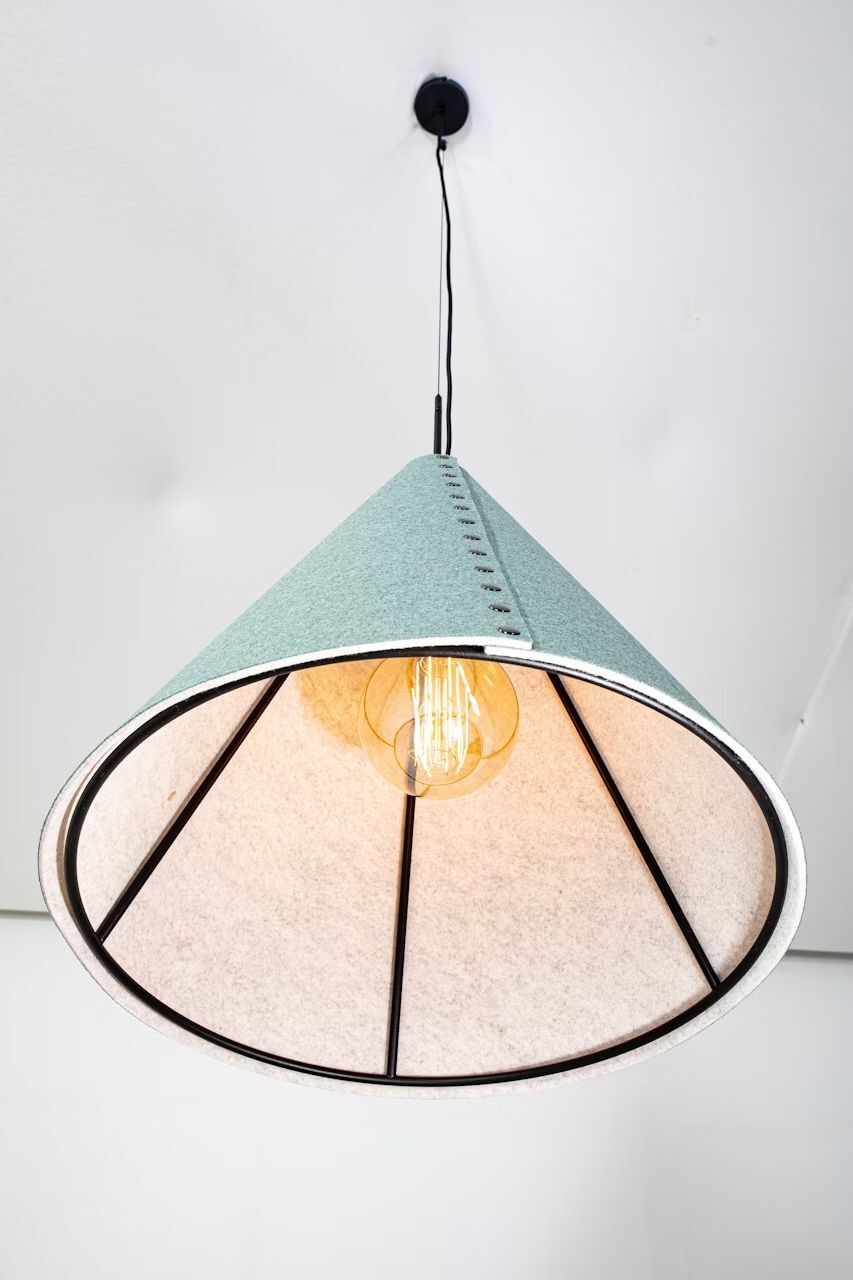 Hängelampe mit grünem Schirm und sichtbarer Glühbirne, an weißer Decke montiert.