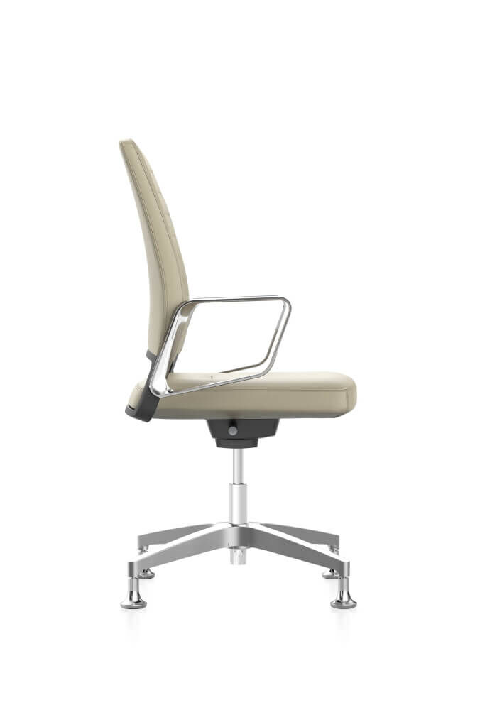 Ergonomischer Bürostuhl in Seitenansicht, beige Polsterung mit verchromten Armlehnen und stabilem Drehfuß.