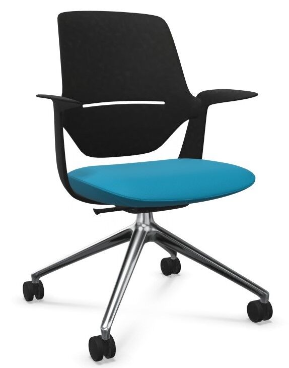 Ergonomischer Bürostuhl mit blauer Sitzfläche, schwarzer Rückenlehne und verchromtem Fußgestell mit Rollen.