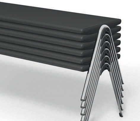 Mehrere stapelbare schwarze Bürostühle mit silbernen Gestellen, kompakt für effiziente Lagerung entworfen.