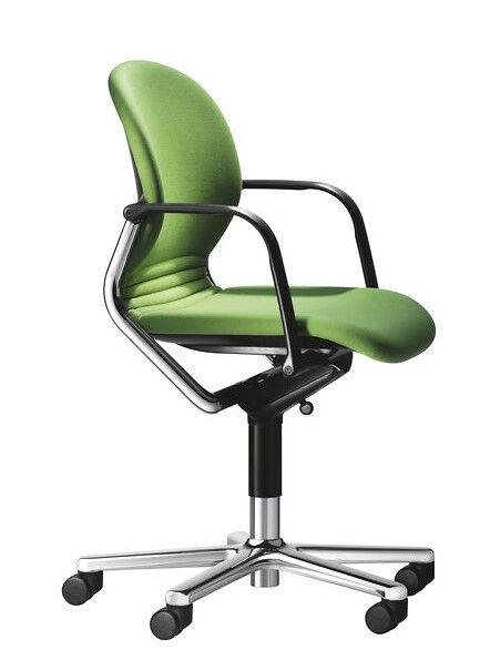 Grüner ergonomischer Bürostuhl mit verstellbaren Armlehnen und fünf Rollen für dynamisches Sitzen.