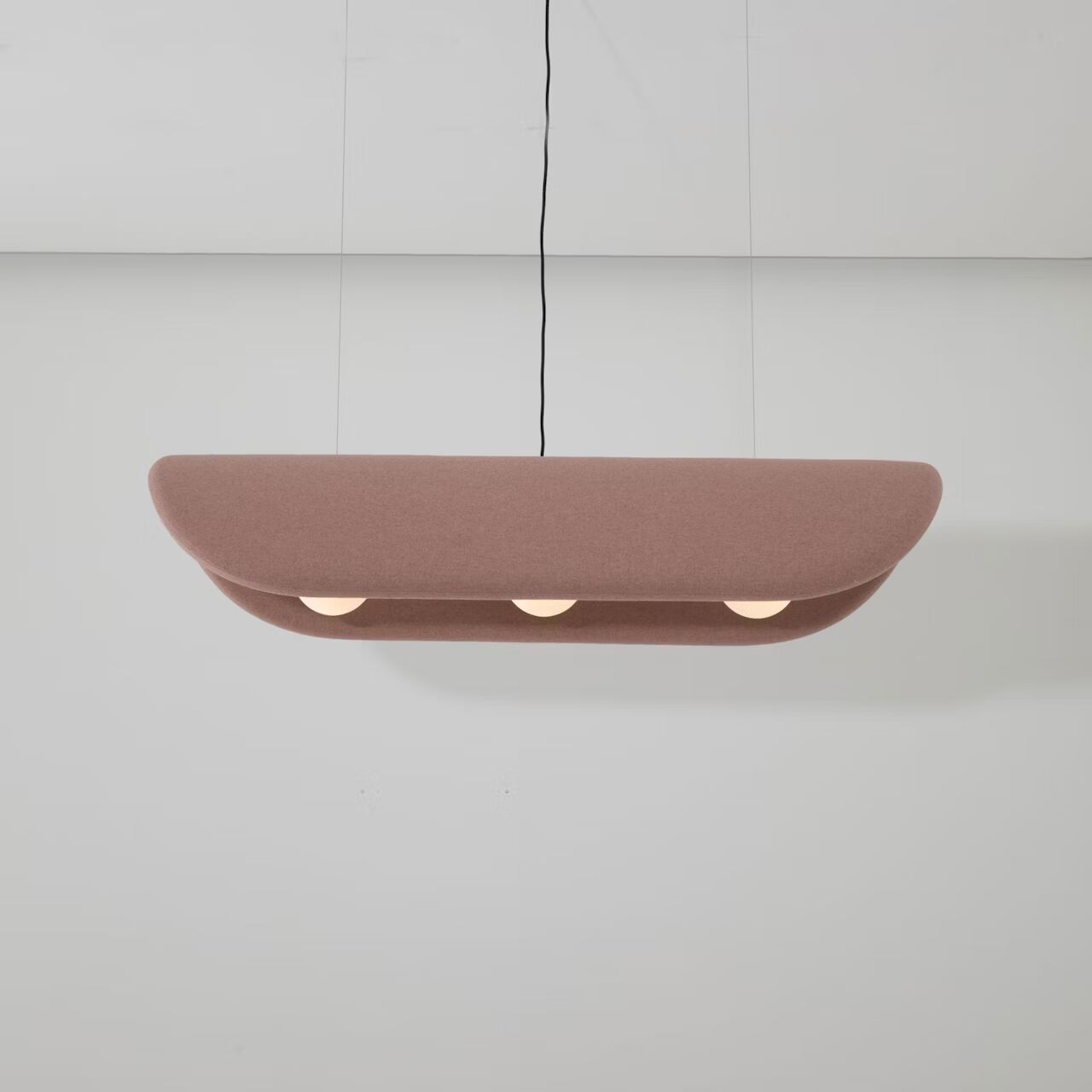 Moderne, hängende Pendelleuchte mit drei integrierten Lichtern, geschwungenes Design in braunem Stoffbezug.