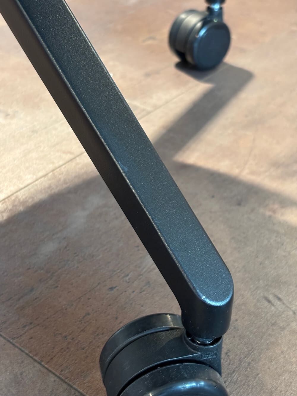 Aeris Numo, Fußkreuz mit Rollen, Sitz schwarz,