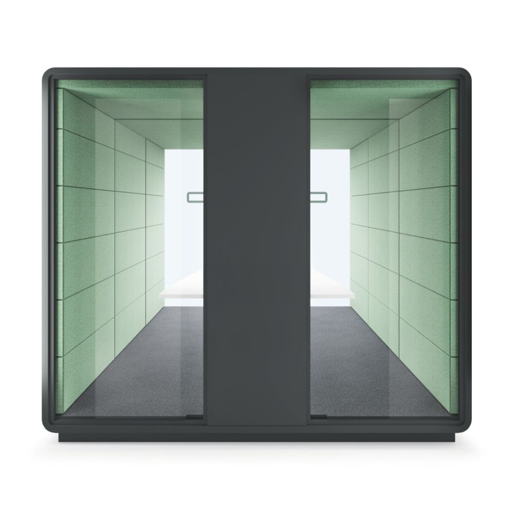 Moderner, schallisolierter Büroraum mit Glasfront und grünen Wänden, ideal für konzentriertes Arbeiten.