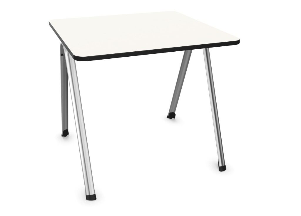 Ein moderner Bürotisch mit rechteckiger, weißer Tischplatte und vier schrägen, silbernen Beinen aus Metall.