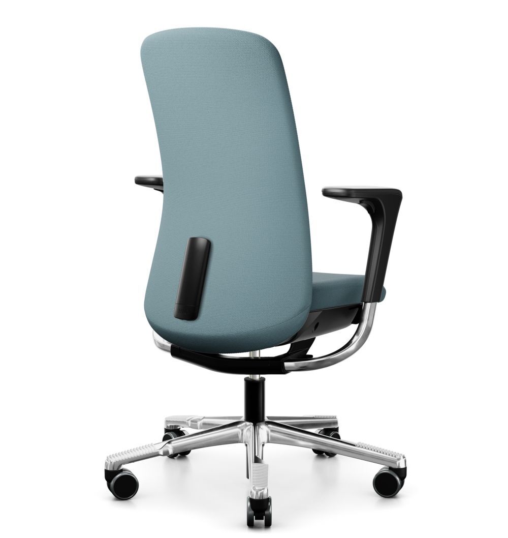 Rückansicht eines ergonomischen Bürostuhls mit hellblauem Bezug und verstellbarer Rückenstütze auf Rollfüßen.