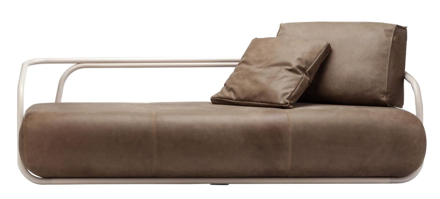 Elegantes braunes Ledersofa mit Metallrahmen und zwei passenden Kissen für stilvolle Entspannung.