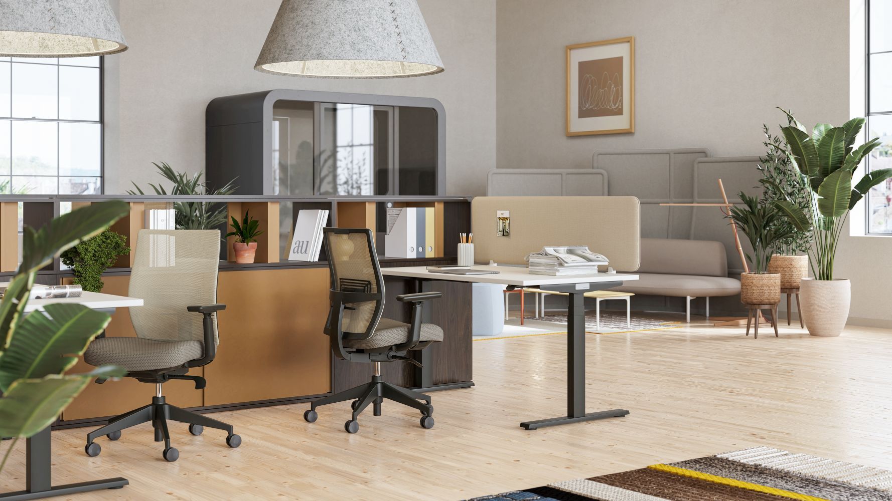 Moderne Büroumgebung mit ergonomischen Stühlen, höhenverstellbaren Tischen und Pflanzen zur Förderung des Wohlbefindens.