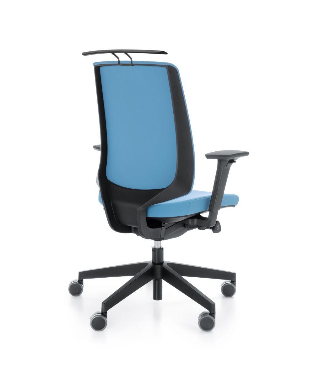 Ergonomischer Bürostuhl mit blauer Sitzfläche und Rückenlehne, verstellbaren Armlehnen und Rollen auf schwarzem Gestell.