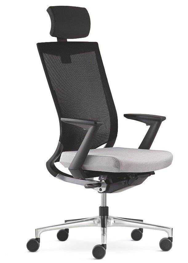 Ergonomischer Bürostuhl mit Netzrückenlehne und Kopfstütze, verstellbaren Armlehnen und gepolstertem Sitz auf Rollen.