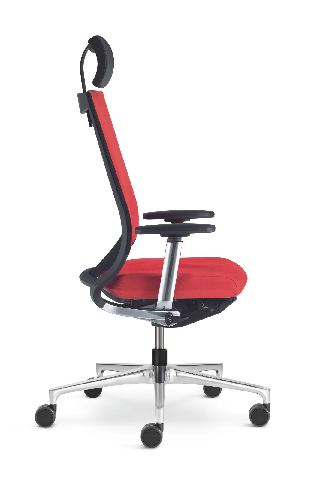 Ergonomischer Bürostuhl mit rotem Sitz, silbernem Gestell und Rollen, seitliche Ansicht.