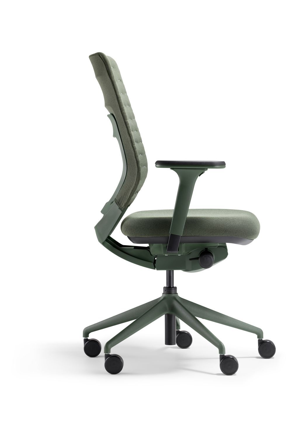 Grüner ergonomischer Bürostuhl seitlich, zeigt verstellbare Armlehnen und gepolsterte Rückenlehne auf Rollen.