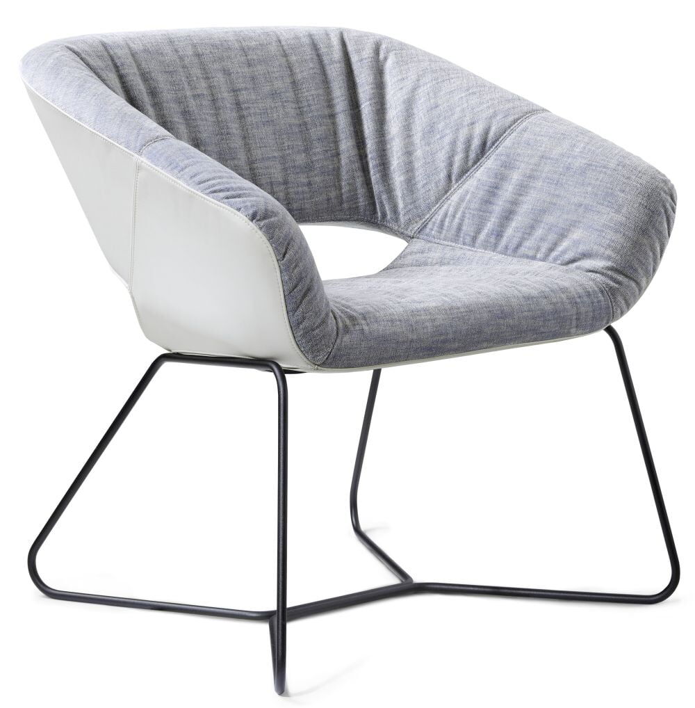 Ergonomischer Stuhl mit grauem Stoffbezug und weißem Rücken, stählerne Beine für modernes Design und Komfort.