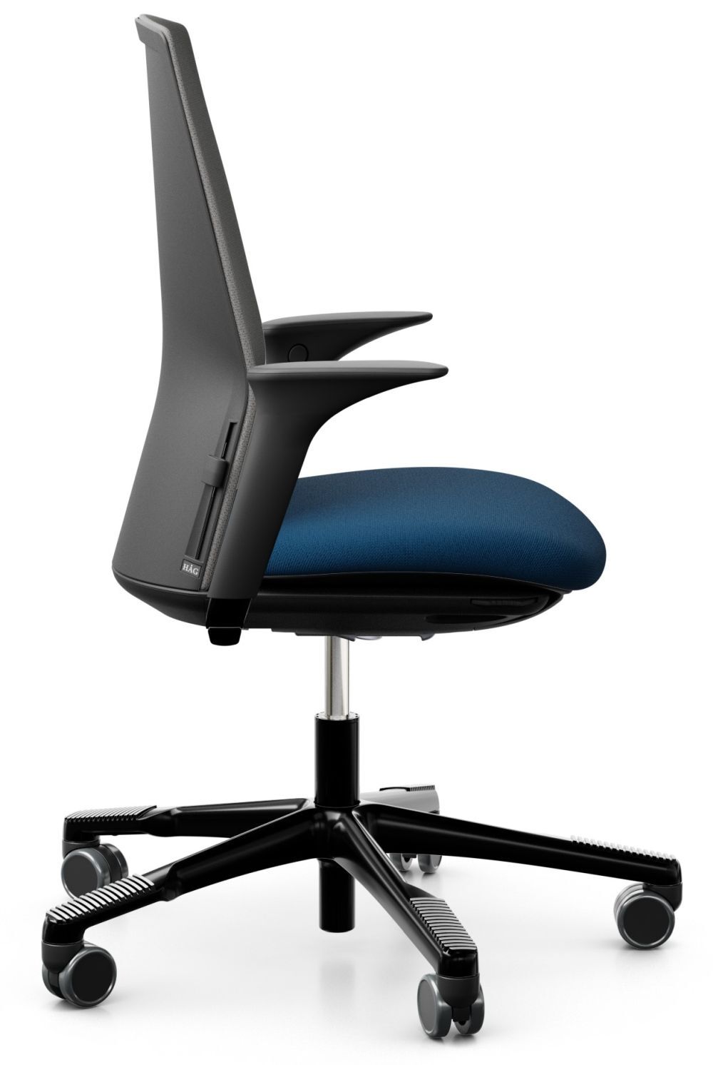 Ergonomischer Bürostuhl von HAG mit blauer Sitzfläche, höhenverstellbar und mit fünf Rollen für dynamisches Sitzen.