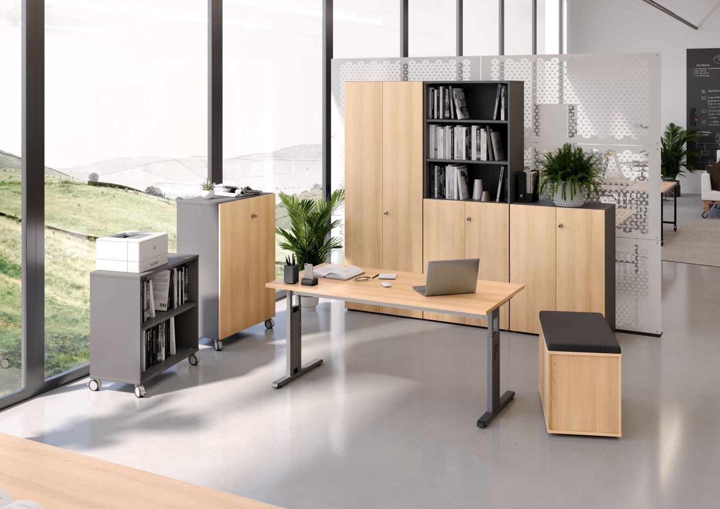 Modernes Büro mit ergonomischen Möbeln, Holzschränken, Schreibtisch, Laptop und Pflanzen, mit Aussicht auf grüne Landschaft.