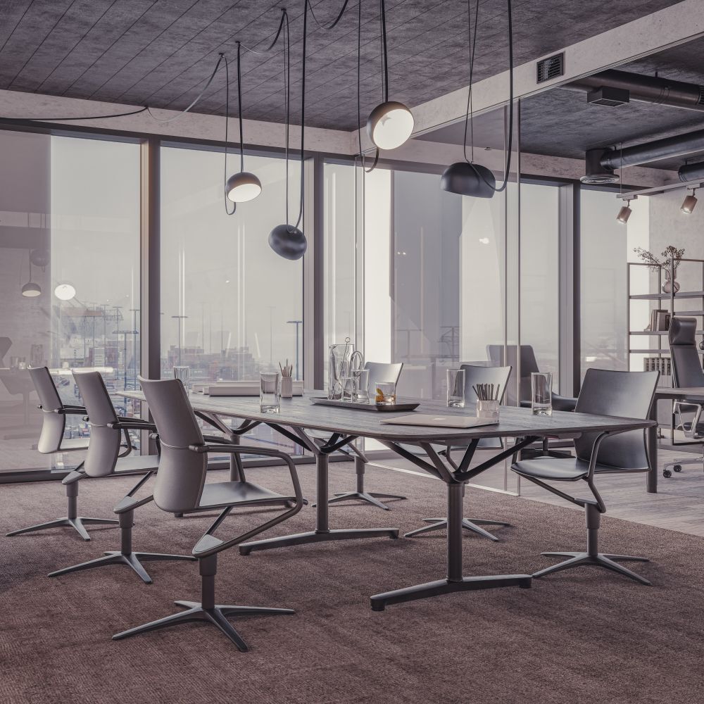 Moderne Konferenzraum mit ergonomischen Stühlen und Tisch, umgeben von großen Fenstern und stilvollen Lampen.