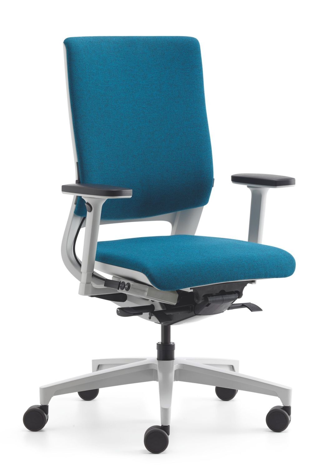 Ein ergonomischer Bürostuhl mit blauer Polsterung, verstellbaren Armlehnen und Rollenfuß für dynamisches Sitzen.