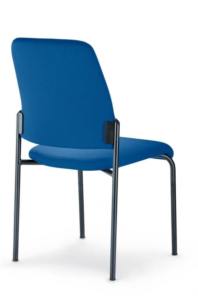 Rückansicht eines blauen ergonomischen Stuhls mit schwarzem Metallgestell, geeignet für Büros.