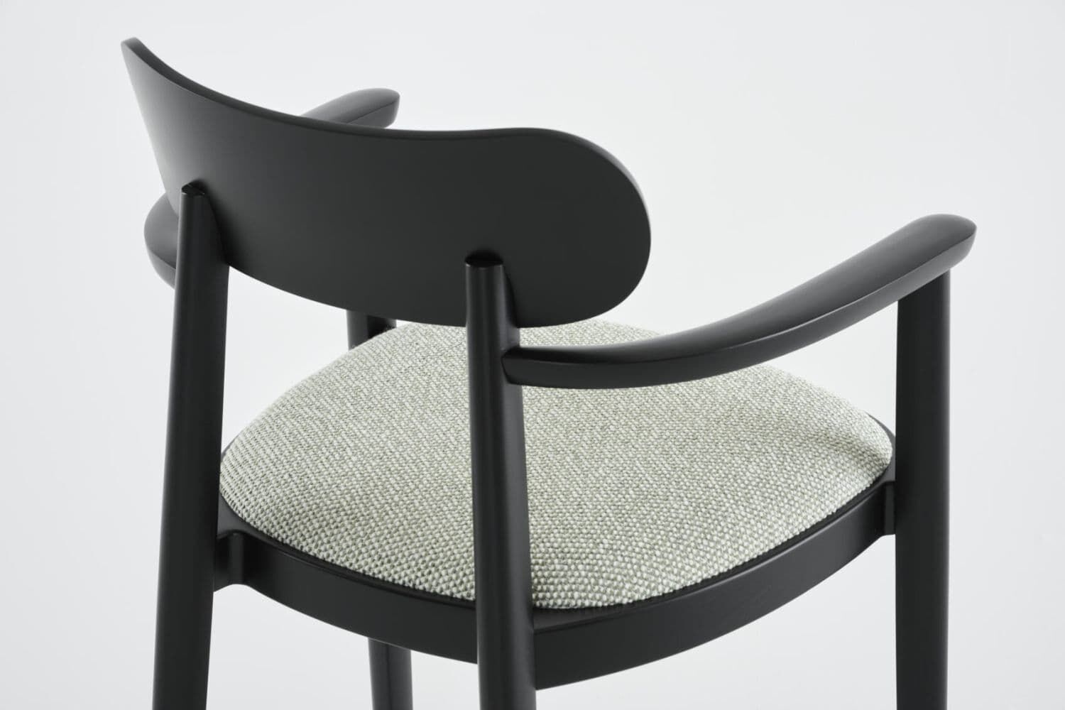 Ergonomischer Stuhl mit schwarzer Rückenlehne und gepolstertem Sitz, hellgrauer Stoff, moderne Designästhetik.